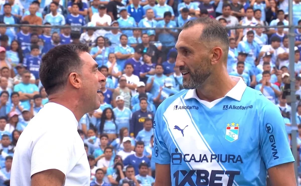 Cruce tenso entre Barcos y Guede en pleno partido Cristal-Alianza