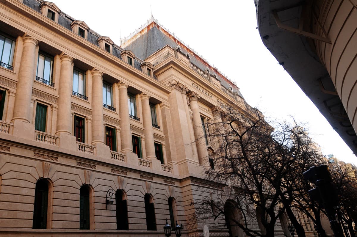 El Nacional de Buenos Aires prohíbe celulares en las aulas