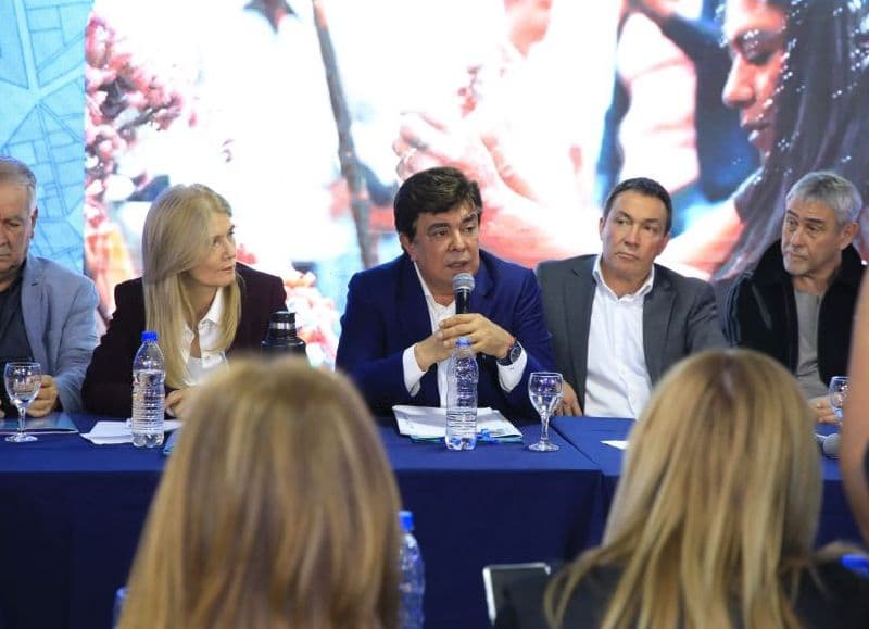 Más de 500 intendentes exigen a Milei un giro en la política