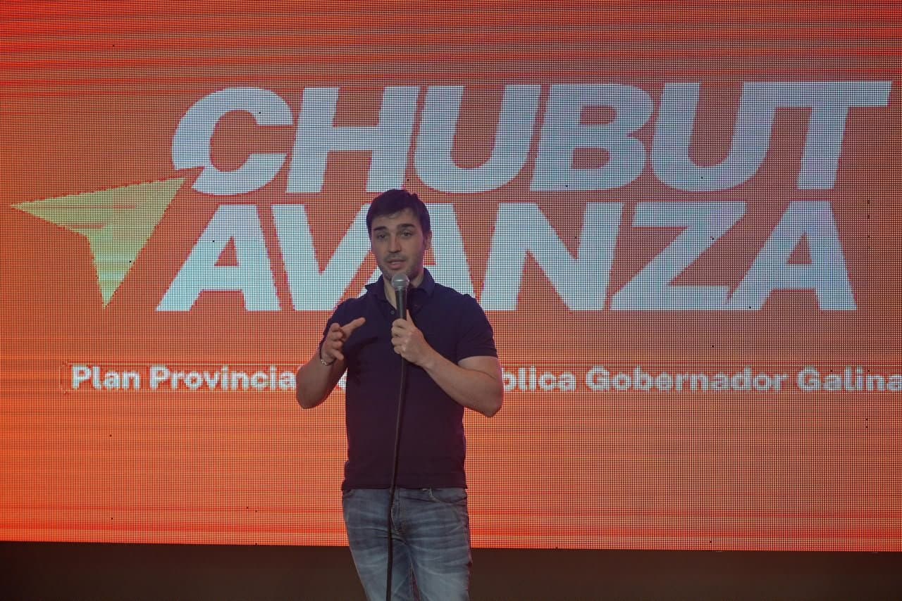 Torres anuncia petróleo de Chubut desde la OCDE en París