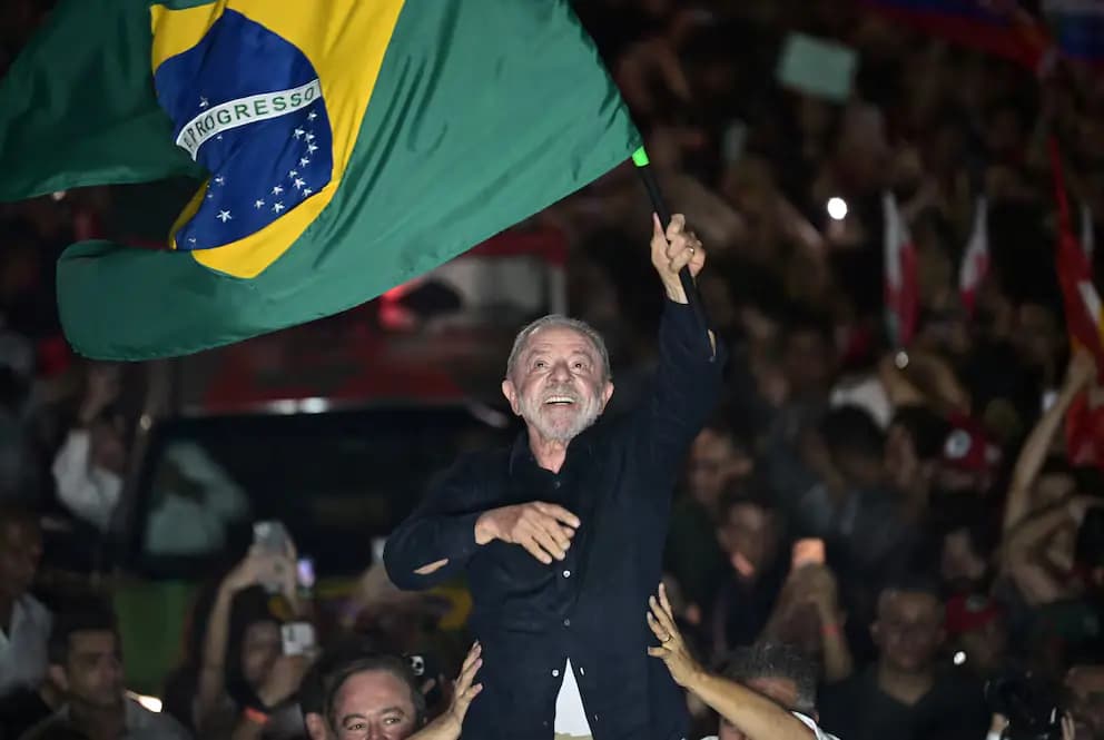 Lula da Silva ganó un histórico balotaje a Flávio Bolsonaro y asumirá un cuarto mandato en Brasil
