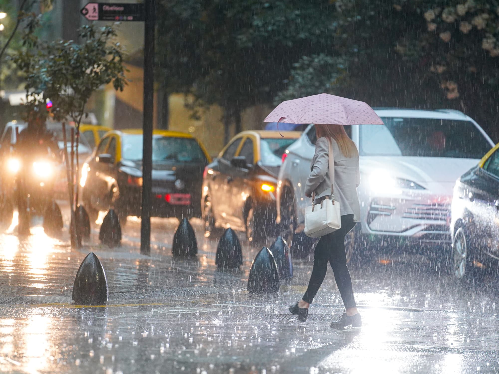 Alerta amarilla por tormentas en el AMBA tras diluvio matinal