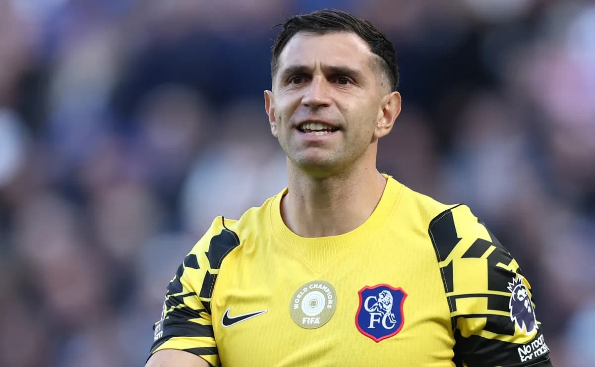 Dibu Martínez no juega en Liverpool vs. Chelsea por EFL Cup