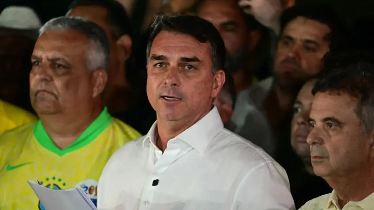 Flavio Bolsonaro viajó a Estados Unidos, se reunió con su hermano Eduardo en Florida y recibirá una visa del Gobierno de Trump